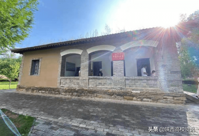 陕财职院“不忘初心忆延安”党史学习教育实践队参观枣园革命旧址